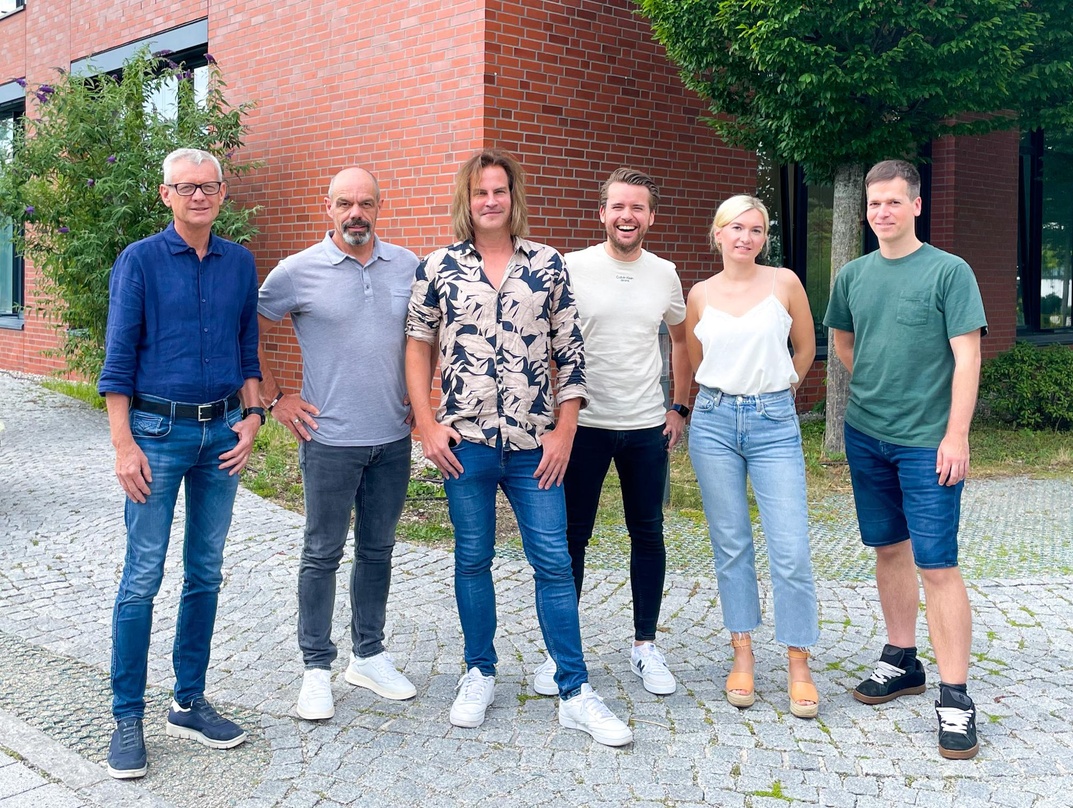 Haben eine Kooperation im Bereich Party-Schlager vereinbart (von links): Jörg Hellwig und Ralf Schedler (beide Electrola), Oliver deVille (Villa-Productions) sowie Leonard Prasuhn, Aurelia...