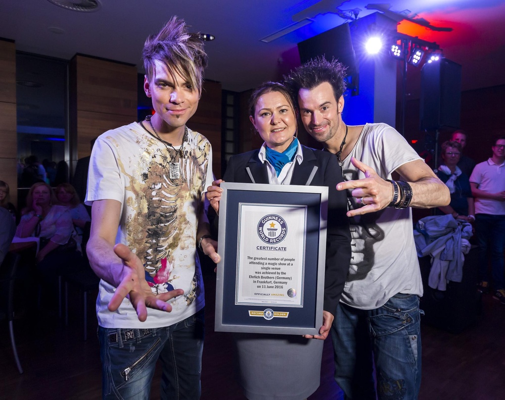 Zelebrierten den Zuschauerweltrekord (von links): Chris Ehrlich, Seyda Subasi-Gemici (Guinness World Records) und Andreas Ehrlich