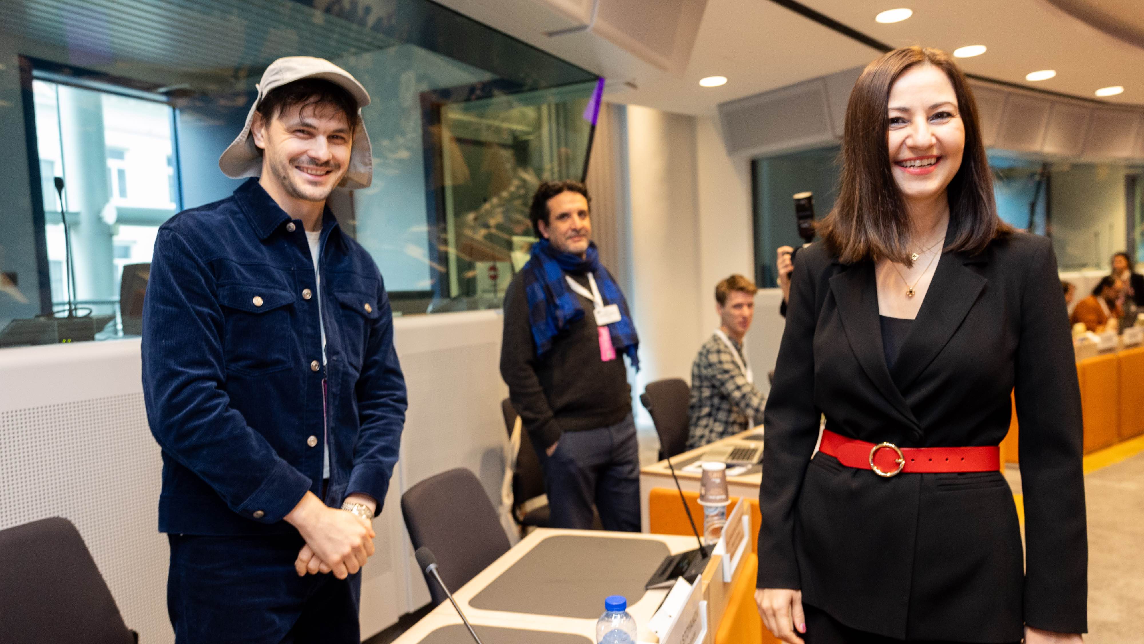 Bei der EU-Konferenz zum Thema "Herausforderungen, Bedürfnisse und Möglichkeiten des europäischen Musik-Ökosystems": der unter dem Namen Bulgarian Cartrader aktive Künstler Daniel Stoyanov...