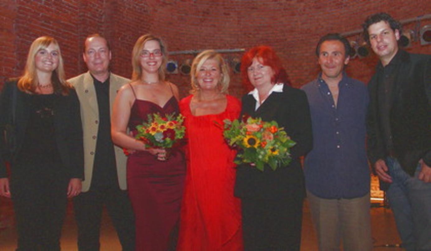 -||Kamen in der Allerheiligenhofkirche zusammen (v.l.n.r.): Annalies Gartz (Presse-Promotion Ariola), Holger Spille (Leitung Presse-Promotion Ariola), Ingrid Schliwa (Produkt-Managerin Ari...