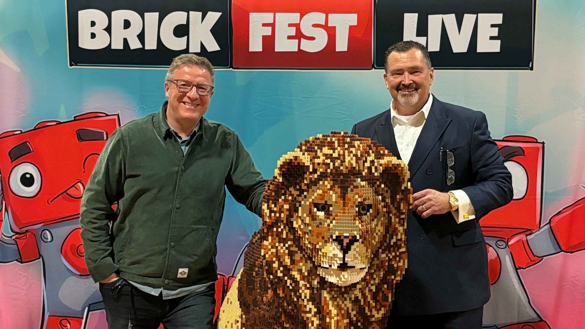 Posieren hier im Rahmen des Brick Fests mit einem Baustein-Löwen: Christian Doll (Geschäftsführer, C² Concerts) und Jeff Munn (CEO, Family Quest Entertainment)