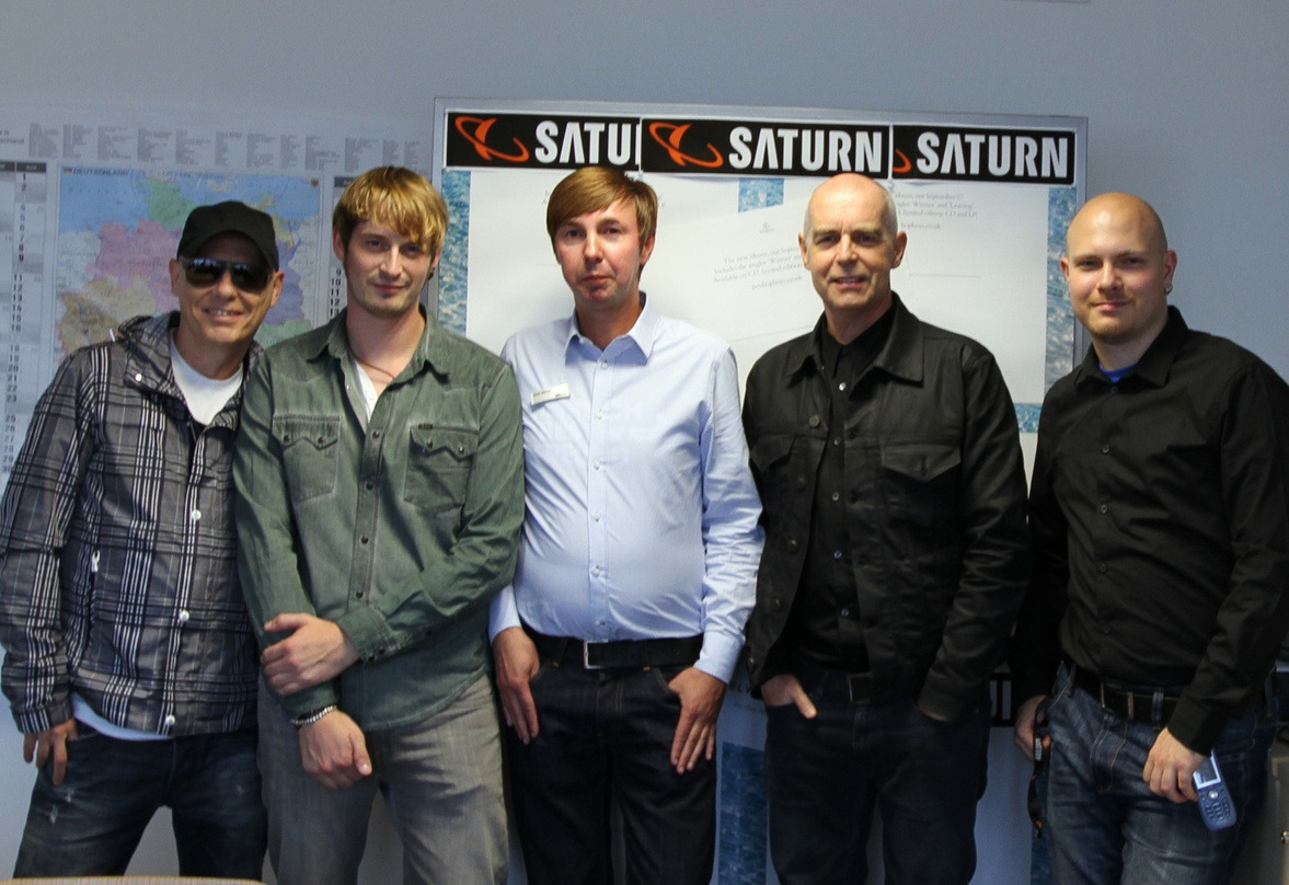 Die Pet Shop Boys machten Station beim Hamburger Saturn (von links): Chris Lowe (Pet Shop Boys), Ingo Guhlke (Saturn), Niels Wesner (Saturn), Neil Tennant (Pet Shop Boys) und Dustin Cosmo ...