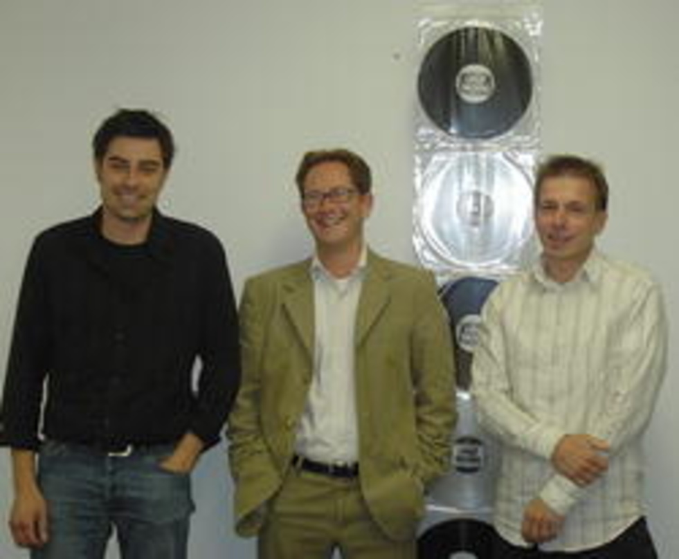 Freuen sich auf die Zusammenarbeit (v.l.n.r.): Schuster, Mannhardt und Rufus Kales (Key Account Manager bei optimal)