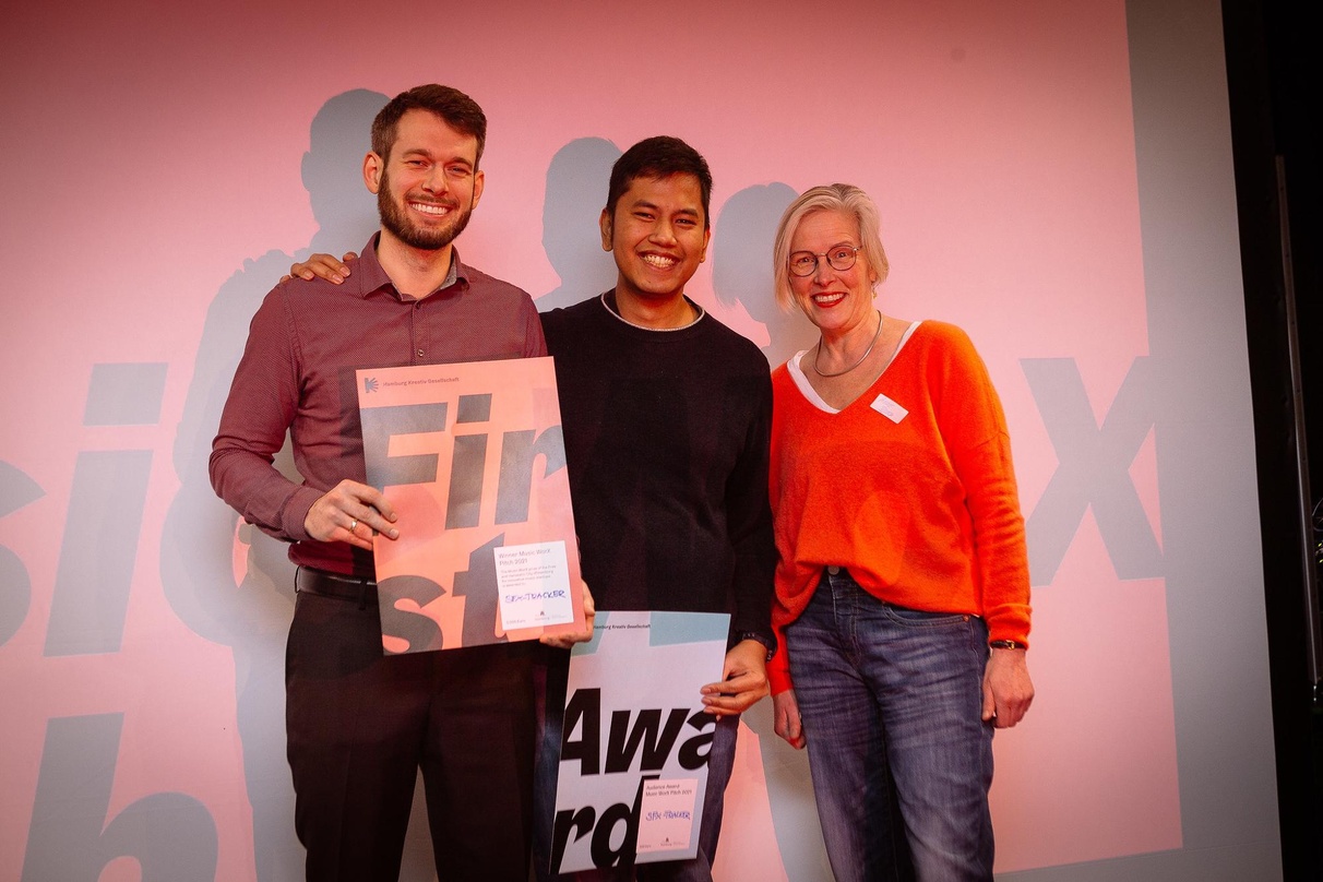 Bei der Preisverleihung (von links): Ben Gallagher und Made Indrayana von Double Shot Audio mit Jurymitglied Amke Block