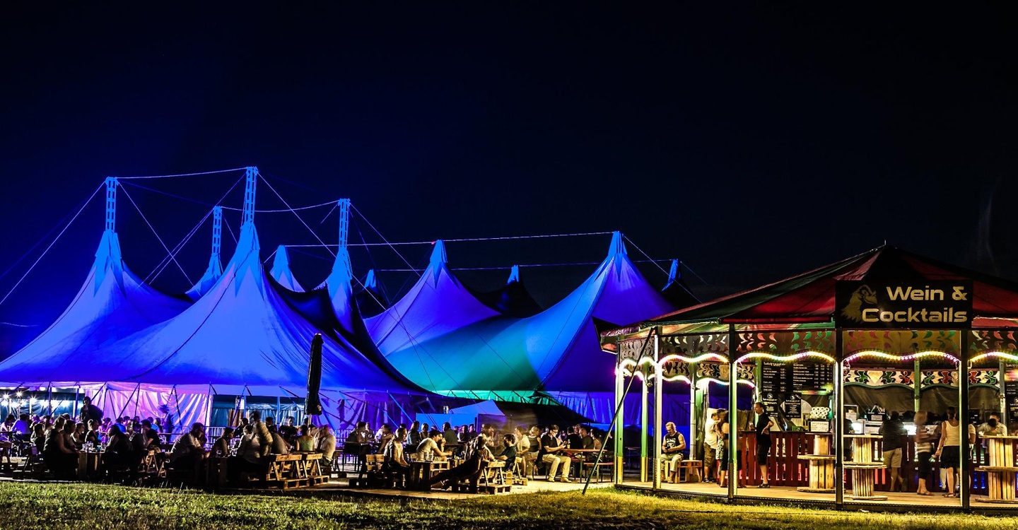 Atmosphärisches Ambiente: das Zeltfestival Konstanz bei Nacht ...