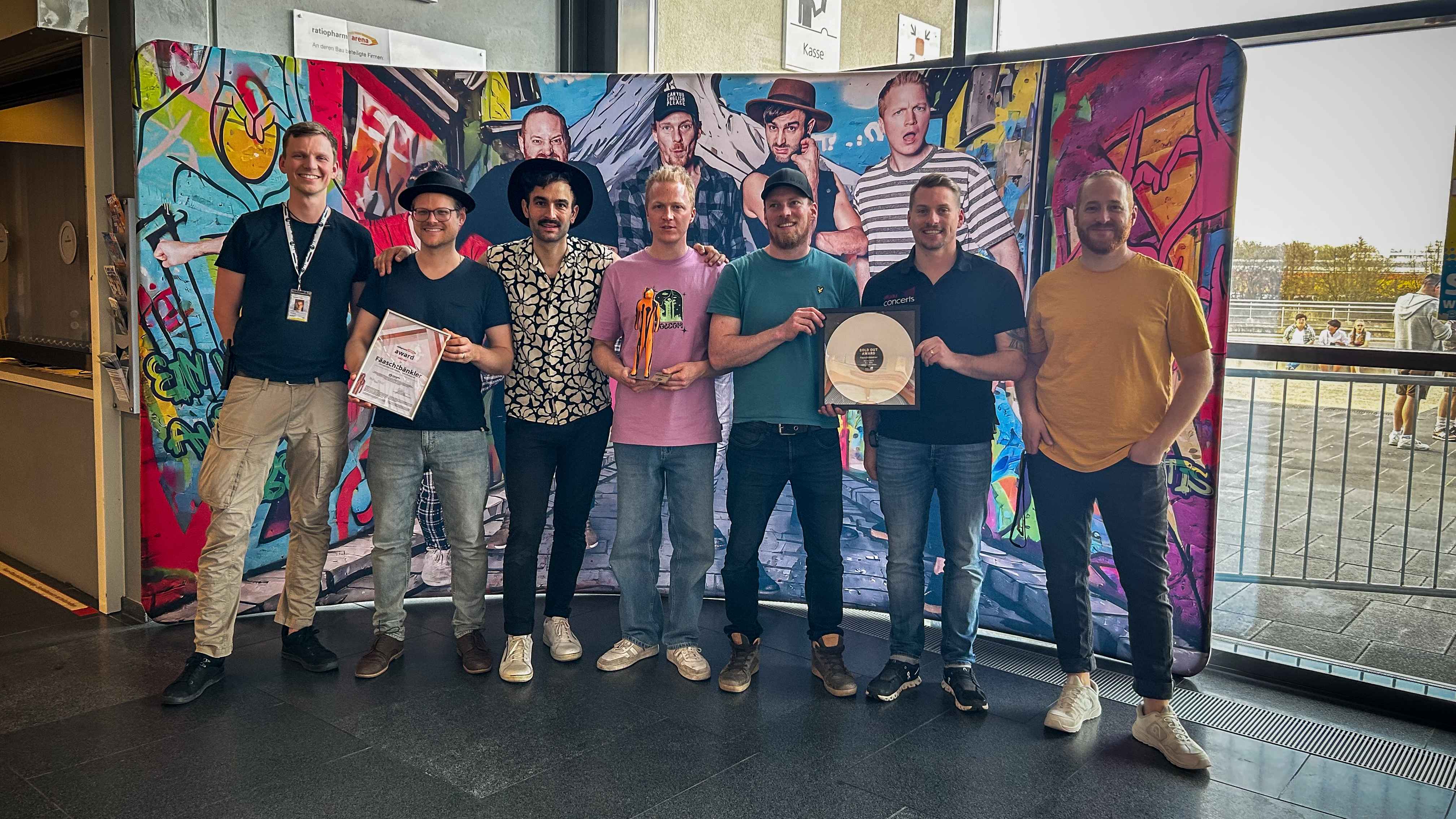 Mit dem Sold Out Award der Ratiopharm Arena (von links):  Julian Häbel (Ratiopharm Arena), Roman Wüthrich, Roman Pizio, Andreas Frei, Michael Hutter (alle Fäaschtbänkler), Stefan Bernhard ...