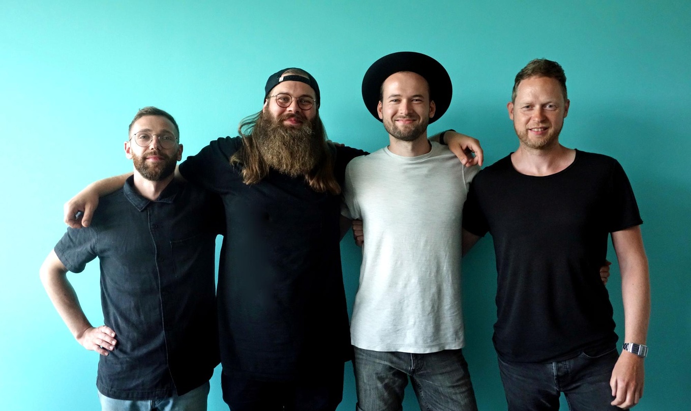 Freuen sich auf die Zusammenarbeit (von links): Paul Hillebrand, Niklas Tholen, Monolink und Thomas Graumann
