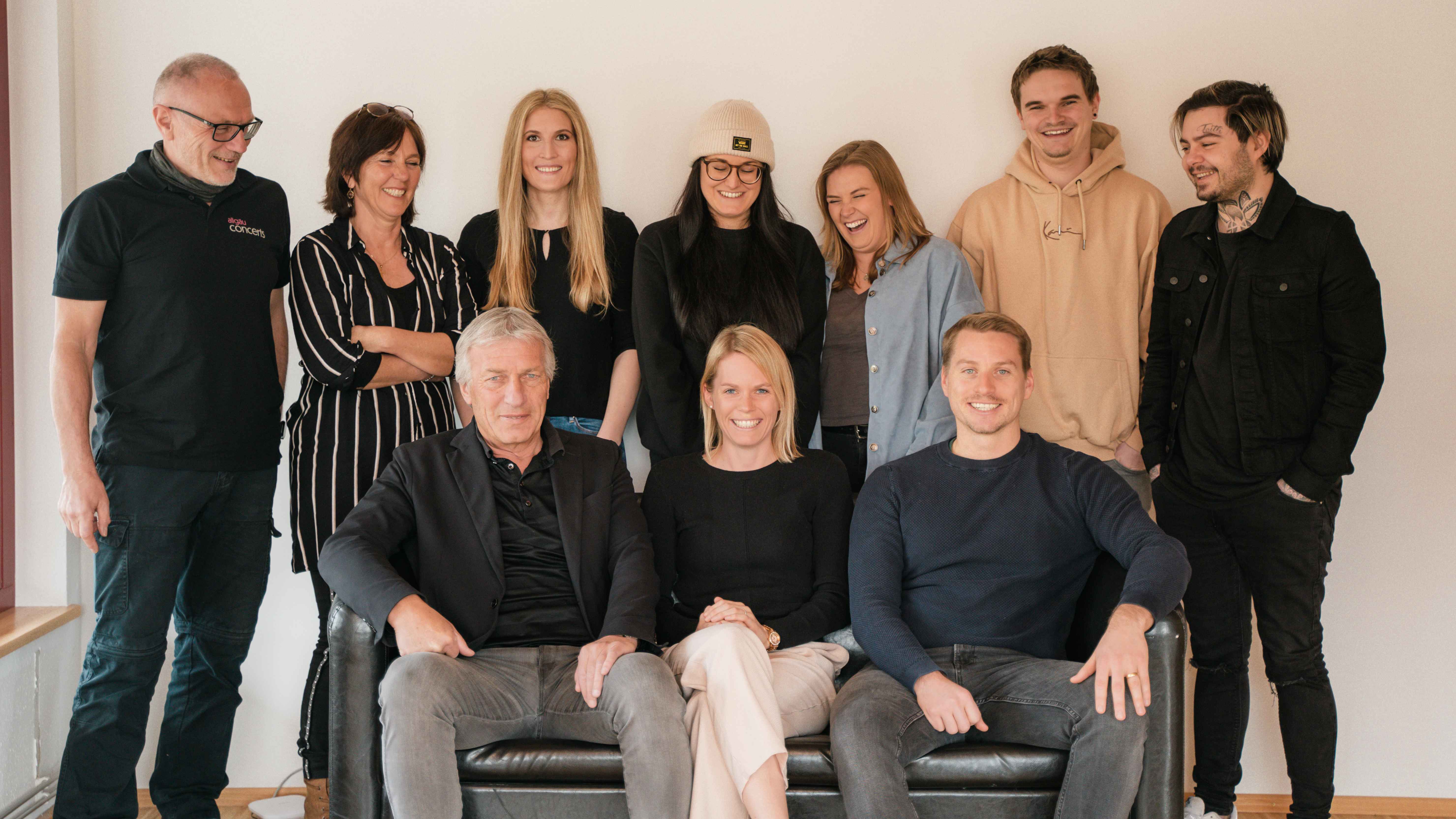 Holt zwei neue Venues ins Repertoire: das Team von Allgäu Concerts um (vorn, von links) Franz Bernhard (Founder/Senior Chef), Michaela Schneider (CEO) sowie Stefan Bernhard (CEO).