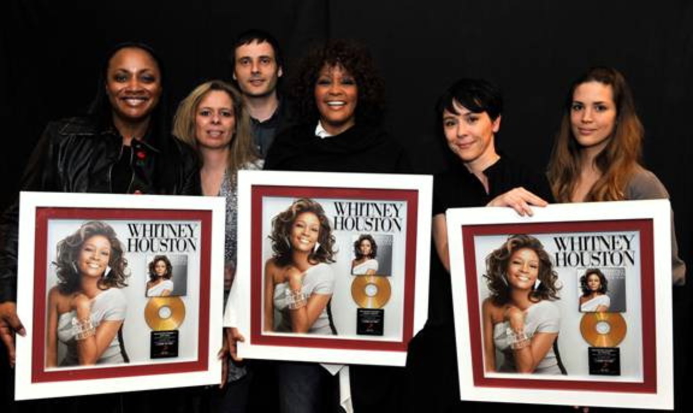 Erfreut über Gold: Whitney Houston mit ihrer Schwägerin und dem Schweizer Sony-Music-Team