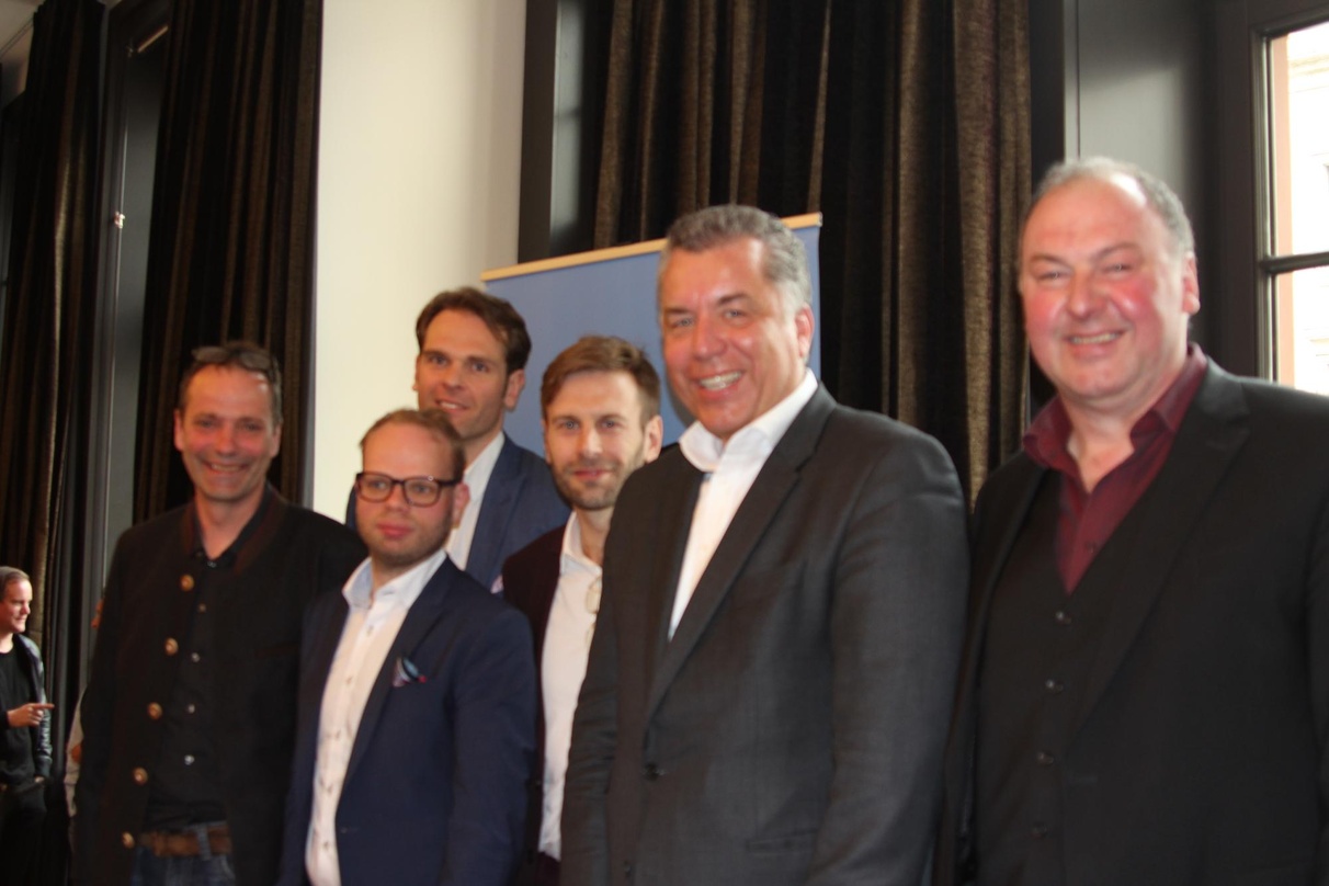 Schlugen aus der Hamburger Botschaft in Berlin einen musikalischen Bogen nach Brüssel (von links): Karsten Schölermann (LiveMusikKommission), der SPD-Bundestagsabgeordnete Helge Lindh, Flo...