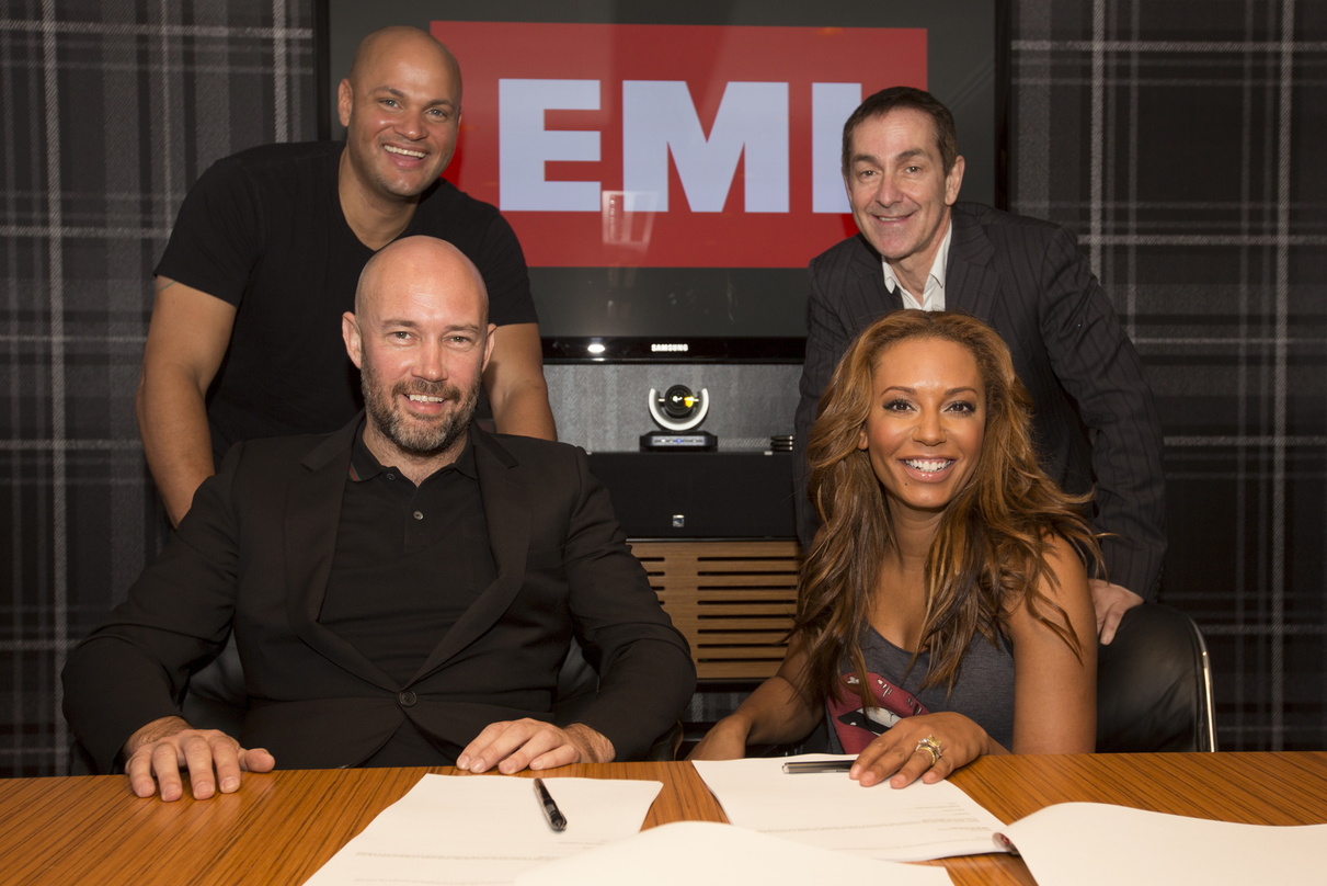 Bei der Vertragsunterzeichnung (hinten) Mel B.s Ehemann Stephen Belafonte (l.) und Tony Sage (Executive Chairman Cape Lambert Resources) sowie (vorn) Mark Poston (Chairman EMI Music Austra...