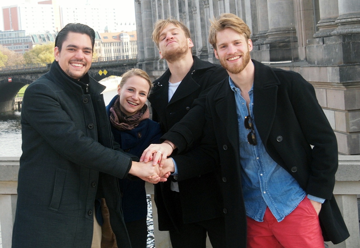 Besiegelten den Deal (von links): Jorin Zschiesche und Carolin Wohlschlögel (beide recordJet) mit Nick und Valéry Döhler (brokenmusic)