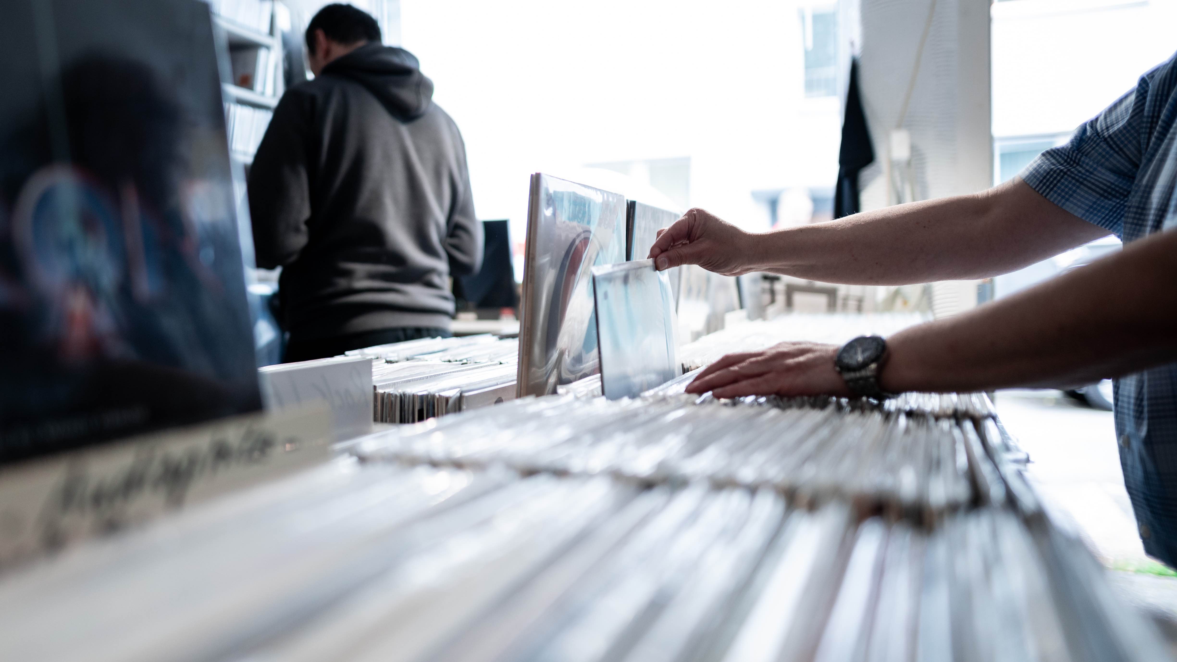 Feiertag des Fachhandels: am 20. April steht wieder der Record Store Day an, hier im Bild ein Besuch bei Die Schallplatte von Wolfgang Hoffmeister in Duisburg.