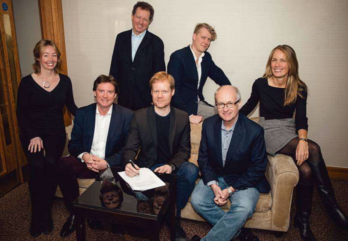 Bei der Vertragsunterzeichnung während der Universal Music Global Classical Music Conference: Max Richter (vorn, 2. von rechts) mit dem Team von Universal und seinem Management