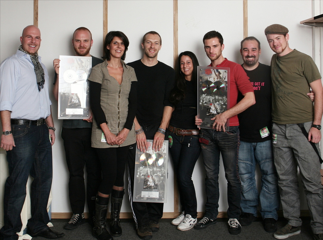 Freuten sich über Doppel-Platin: EMI und Coldplay||Zur Awardverleihung versammleten sich (v.l.n.r.): Beat Binggeli (Director Physical Sales), Will Champion (Coldplay), Stefania Lorenzetto ...
