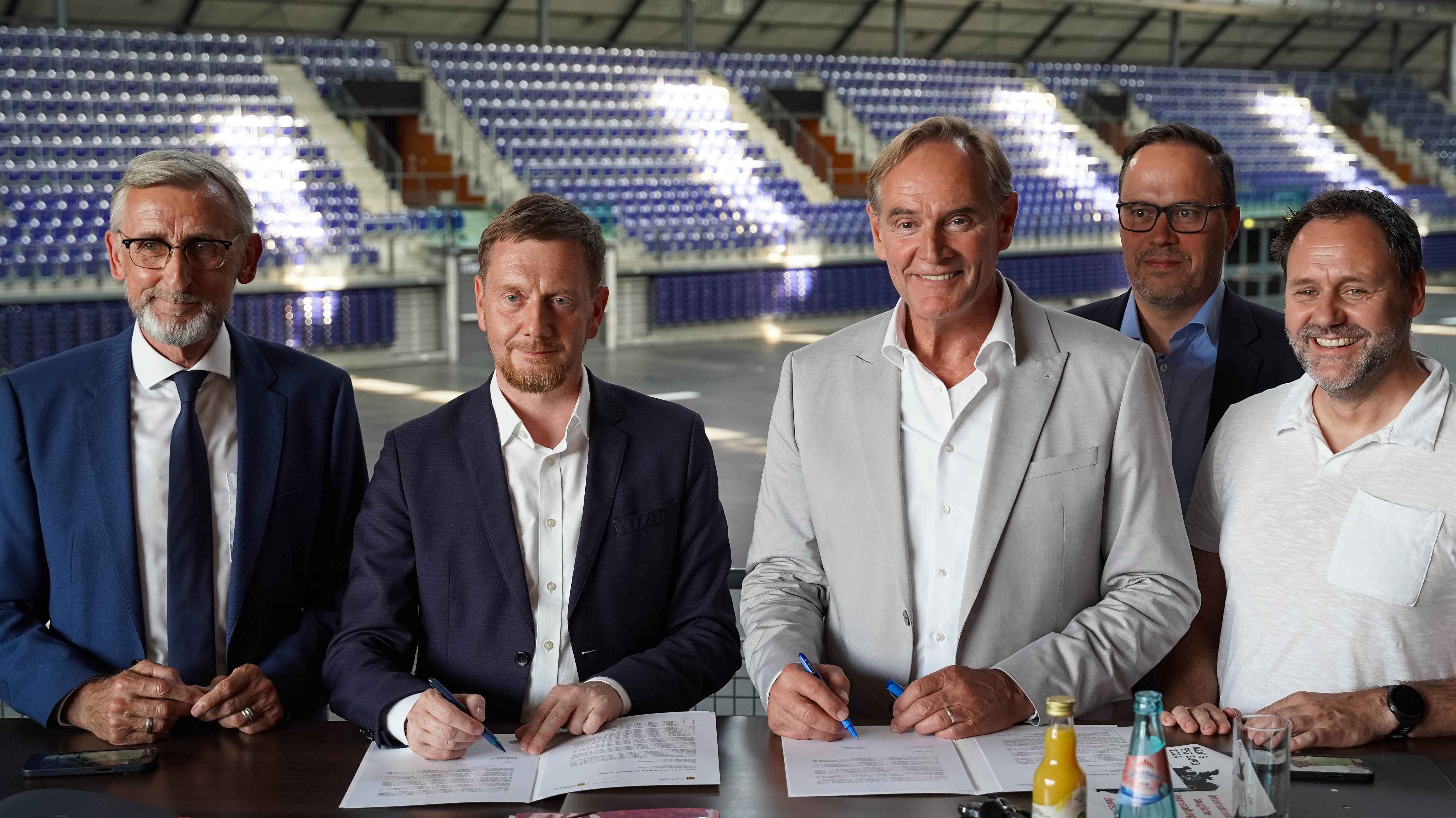 Unterzeichneten eine Absichtserklärung (von links): Armin Schuster (Sportminister Sachsen), Michael Kretschmer (Ministerpräsident Sachsen(beide CDU)), Burkhard Jung (OBM), Dirk Panter (Lan...