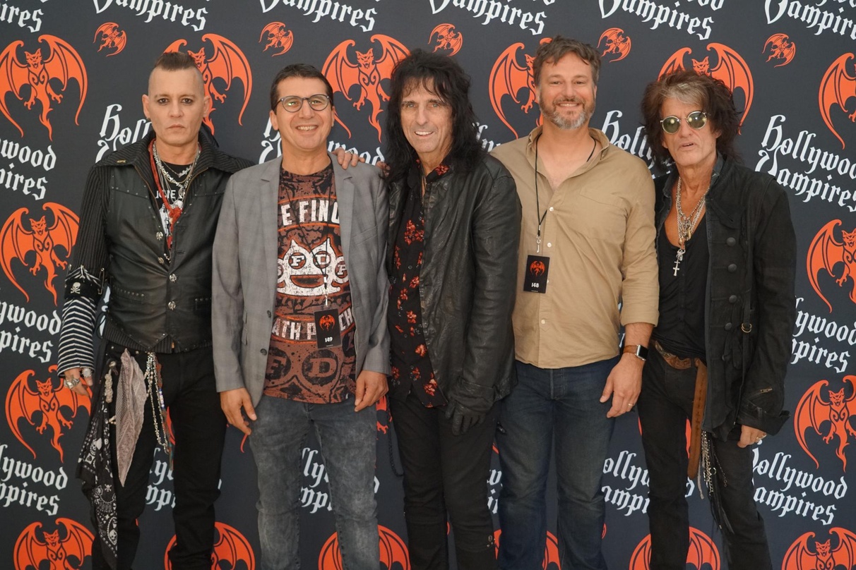7d0482fbe55de8bbe3cb7ac66592cc4e8f3d1ad8f74976edb631a35c9cb2cdac Trafen sich in Hamburg (von links): Johnny Depp (Hollywood Vampires), Alexander Seidl (Aviator), Alice Cooper (Hollywood Vampires), Lindsay Jones (Aviator) und Joe Perry (Hollywood Vampires)
