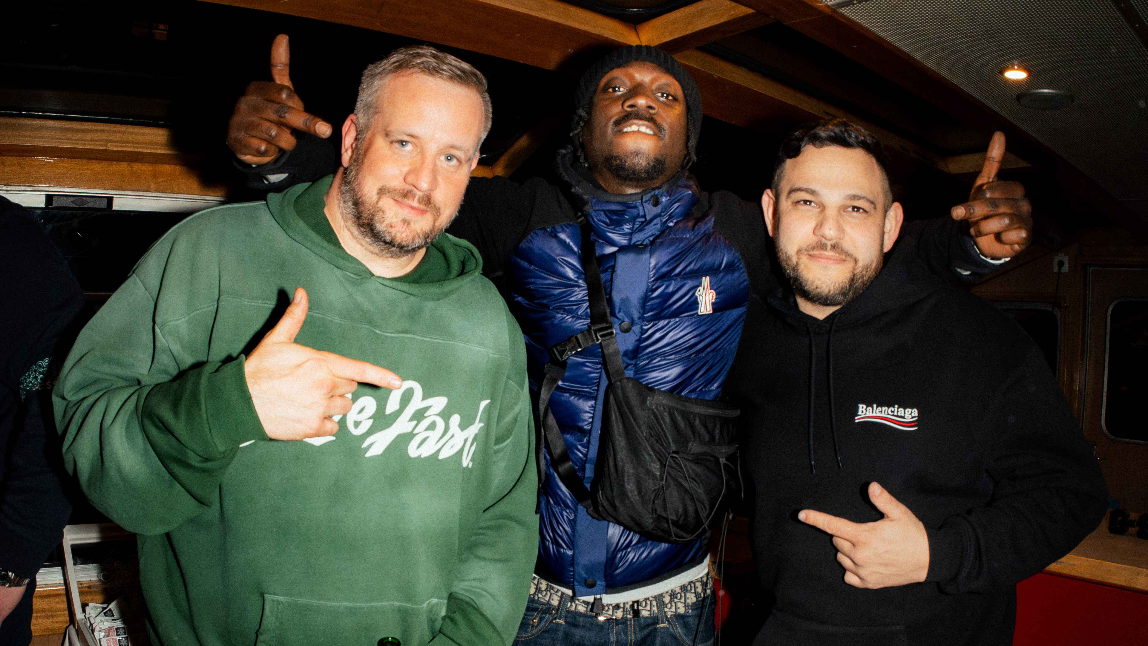 Feierten die Veröffentlichung von "Up North Tape vol.2" und die Goldauszeichnung für "Hallow Kitty" (von links): Dennis Sagra (CEO Releeze Group), Kwam.E und Stavros Frantzis (CEO Releeze ...