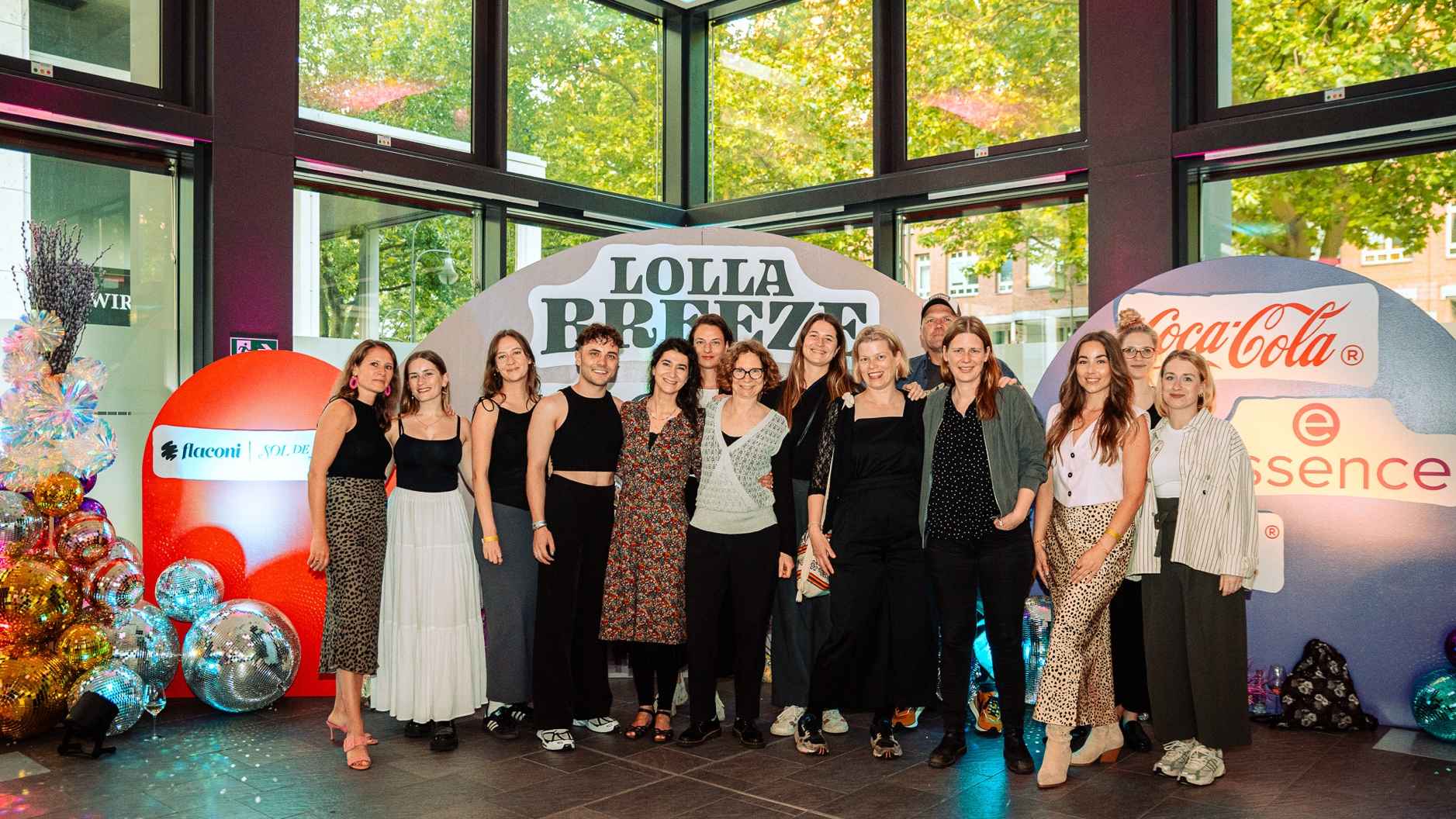 7d3f5506 80c2 43e5 97f5 33372089bcea Beim Lolla Breeze in Berlin: ein Teil des Teams von Lollpalooza Berlin (von links): Barbara Hexges (Head of Marketing), Nathalie Baumgartner (Junior Marketing Managerin), Pia Eilers (Senio...