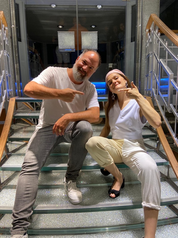 Beim Event auf einem Dampfer: Daniel Kamps mit Künstlerin Emily Roberts