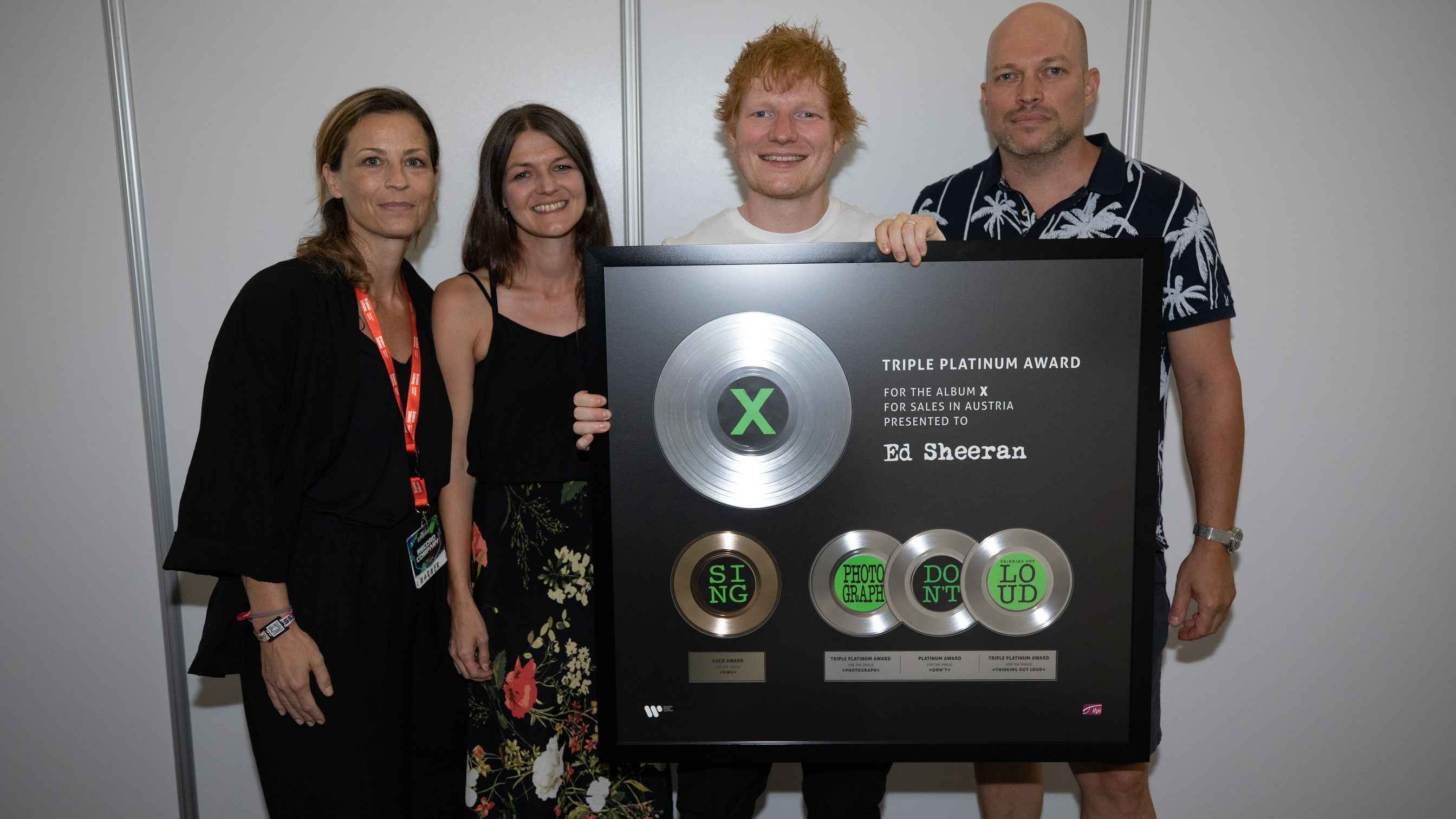 Bei der Verleihung (von links): Anna Mendt (Senior Marketing Manager Warner Music Austria), Martina Büttner (Marketing Manager Warner Music Austria), Ed Sheeran und Franz Pleterski (Genera...