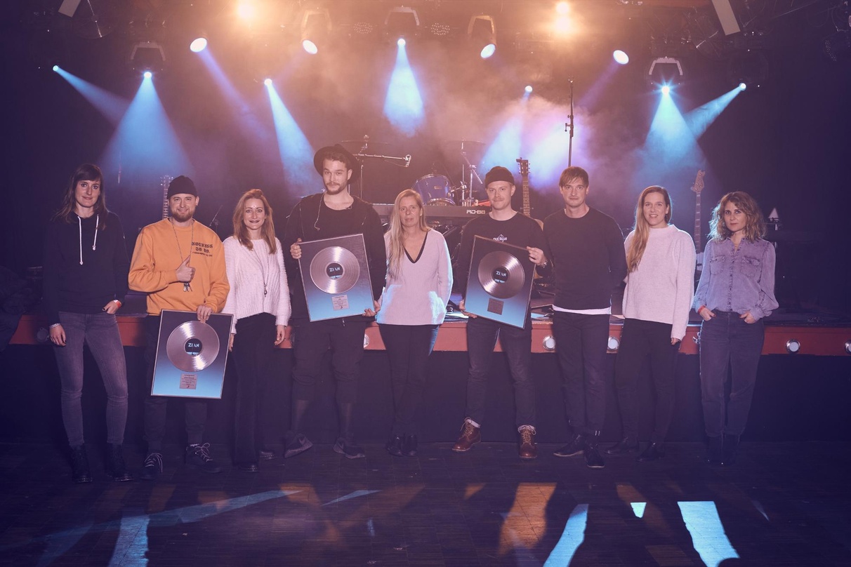 Waren bei der Verleihung (von links): Angela Burch (Business Development Manager Sony Music Switzerland), Henrik Amschler (Produzent HSA), Andrea Gujer (Promotion Manager Sony Music Switze...