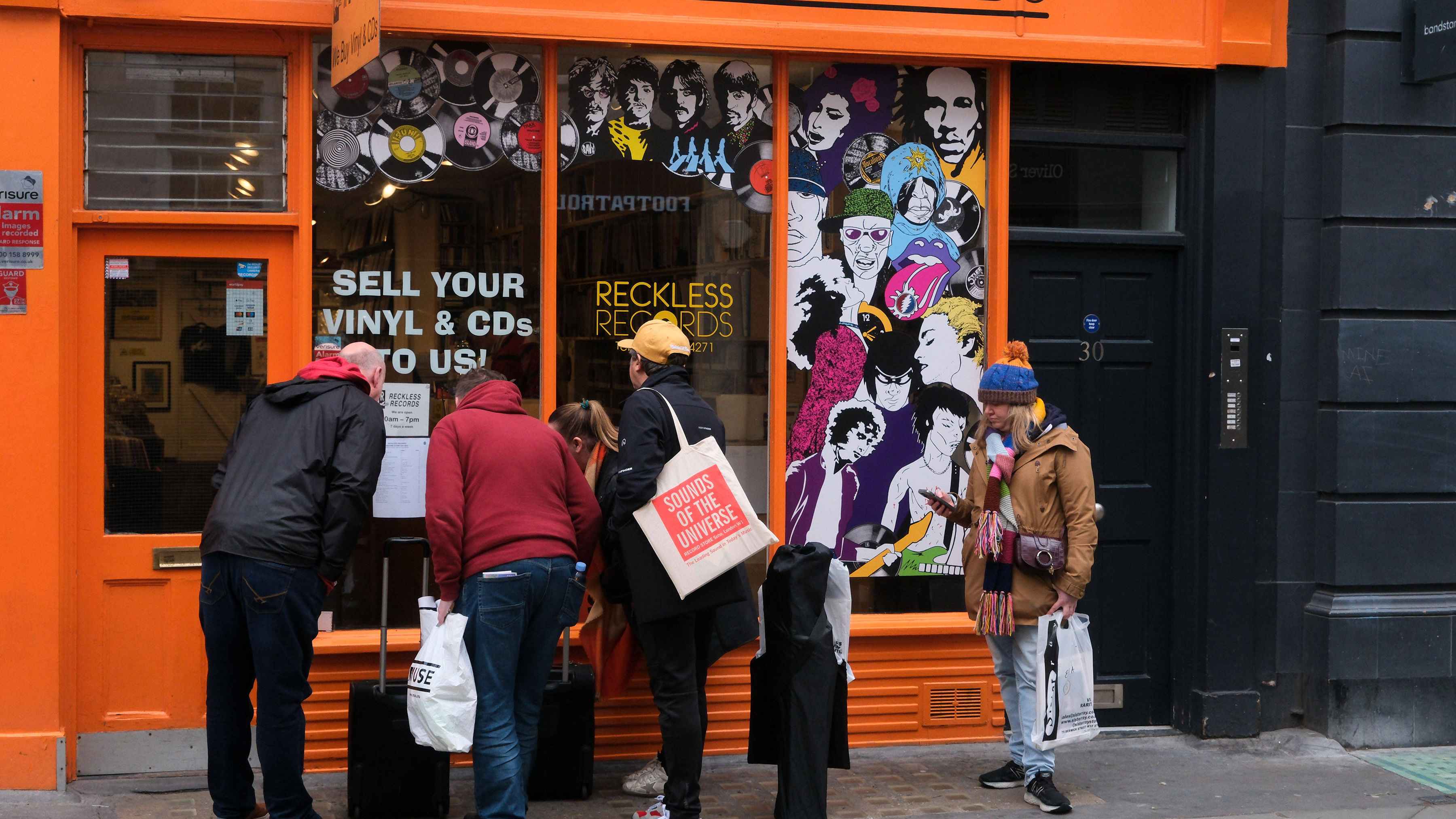 7d706671 9110 415e 94ed bf2564f1c9f0 Tummeln sich vorm Plattenladen: Einkaufende an einem Record Store Day in Soho, London.