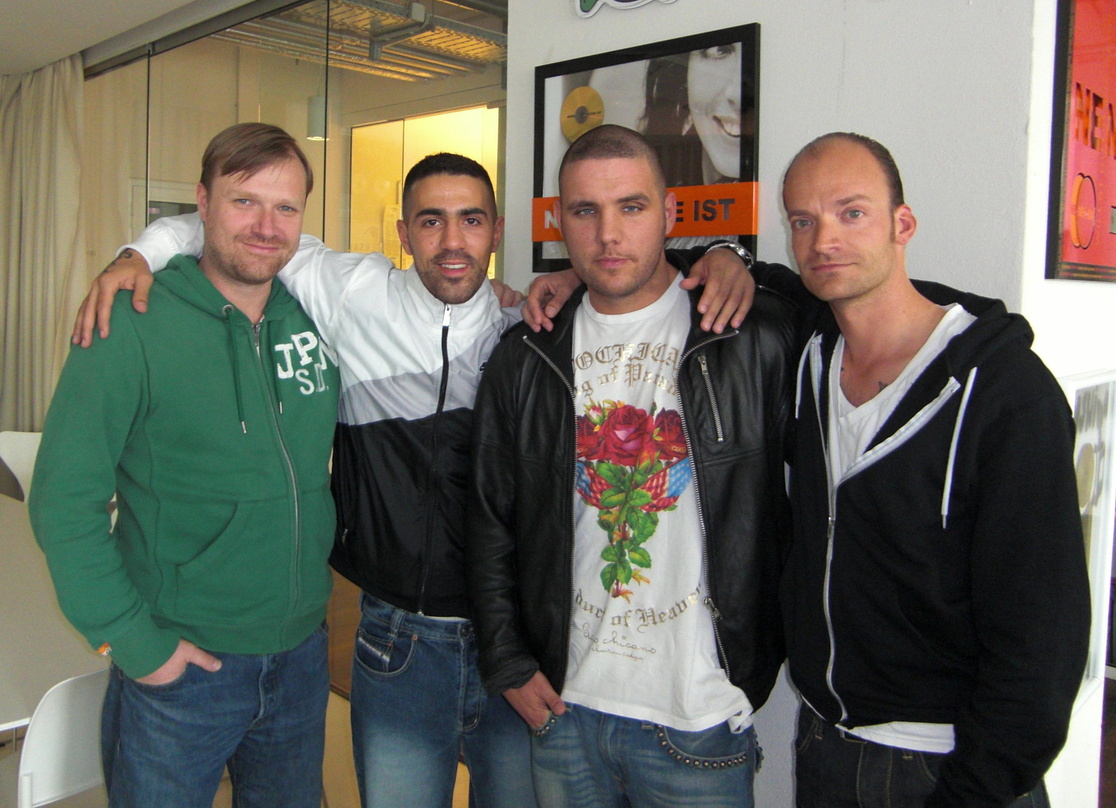 Neue Verlagspartner: Fler und Universal Music Publishing||Zur Vertragsunterzeichnung im Berliner Universal-Büro kamen zusammen (v.l.n.r.): Markus Wenzel (Managing Director Universal Music ...
