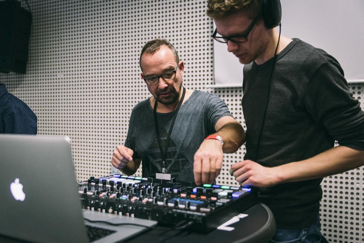 Lehrt an der Popakademie als Bereichsleiter für Electronic Music Production: Arno Müller (links)