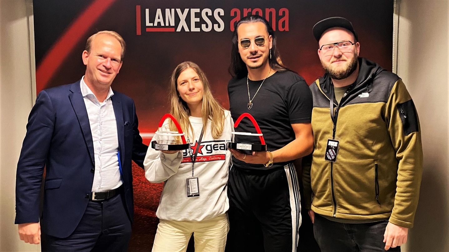 Bei der Award-Verleihung (von links): Stefan Löcher, Stine Meyer (A Million Live), Apache 207 und Tobias Hecht (Boldt Berlin Konzertagentur)
