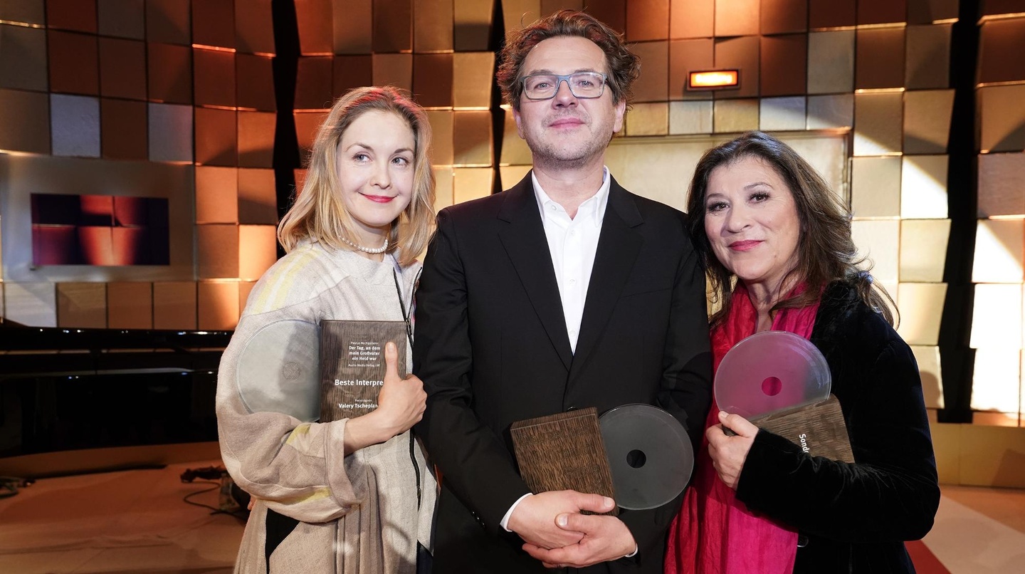 Ausgezeichnet (von links): Valery Tscheplanowa ("Beste Interpretin"), Andreas Fröhlich ("Bester Interpret") und Sonderpreisträgerin Eva Mattes mit ihren Trophäen bei der Verleihung des Deu...