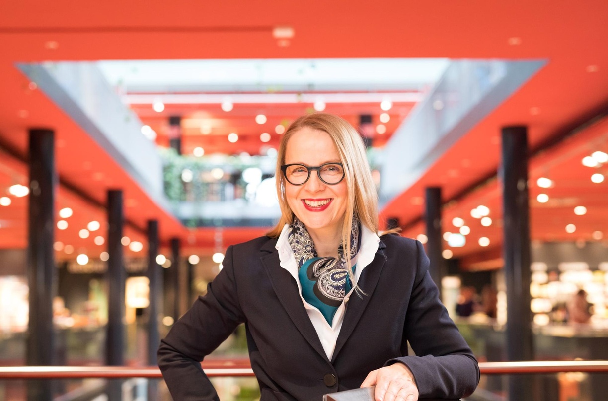 Hat Dussmann - das KulturKaufhaus mit offenen Galerien und einem Glasdach neu gestaltet: Geschäftsführerin Julia Claren