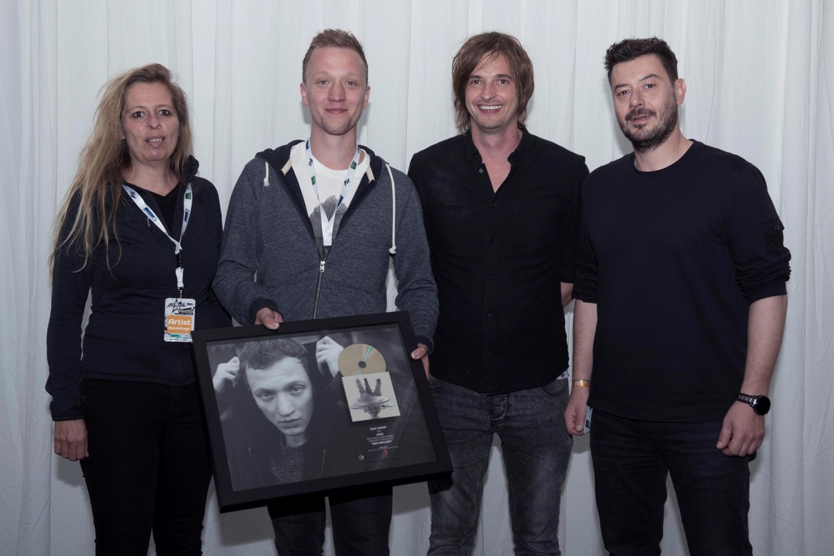 Freuen sich über den Gold-Award beim Argovia Fäscht 2016 (von links): Julie Born (Managing Director, Sony Music Switzerland), Joris, Christoph Kammermann (Promotion Manager, Sony Music Swi...