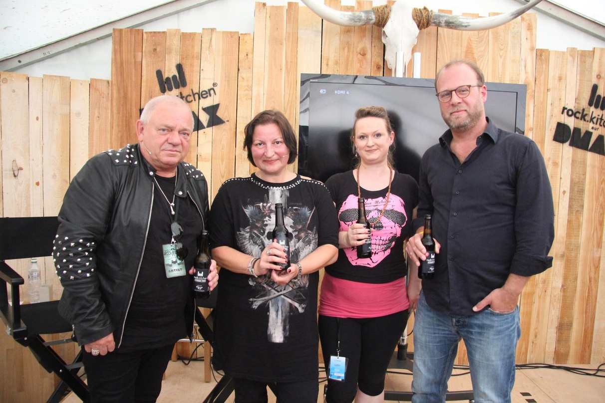 Bei der Präsentation (von links): Udo Dirkschneider, Brigitte Emmrich, Sandra Eichner (Rosenheim Rocks) und Christian Gloning