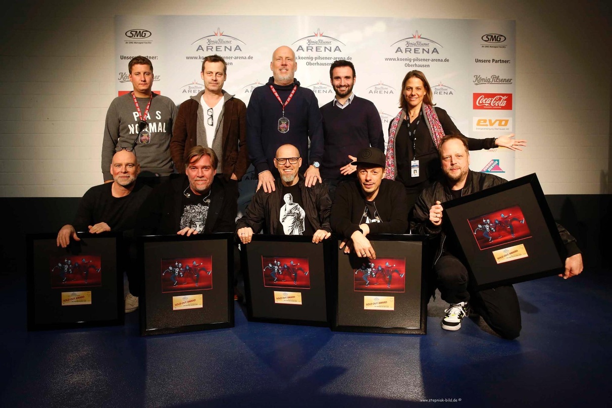 Trafen sich im Backstage der Arena (von links): hintere Reihe Flo Hauss, Andreas " Bär " Läsker, Florian Weis, Daniela Stork vordere Reihe: Jochen Tiffe , And.ypsilon, Thomas D, Michi Beck...