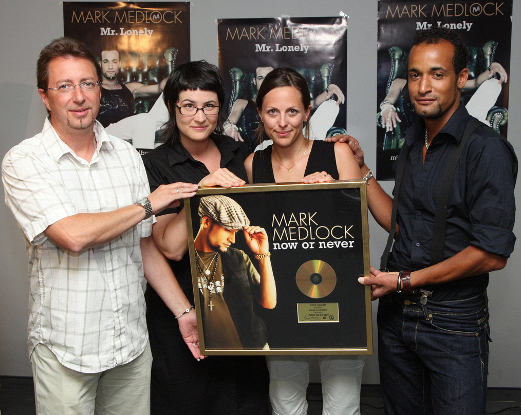Präsentieren Award: Medlock (r.) und das Team von Sony BMG Austria||Freuen sich über Gold (v.l.n.r.): Peter Schilling (Marketing Director GSA Repertoire Sony BMG Austria), Ingrid Wallig (S...