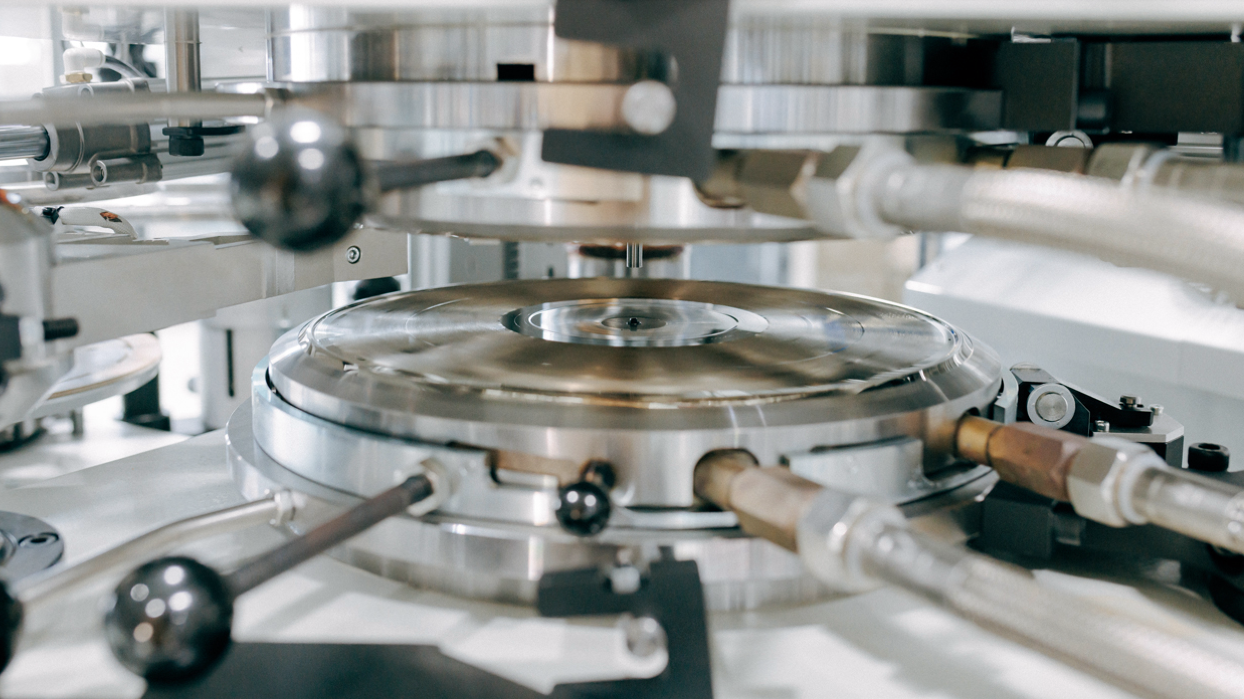 Macht einen sauberen Eindruck: Vinyl-Presse bei Objects Manufacturing.