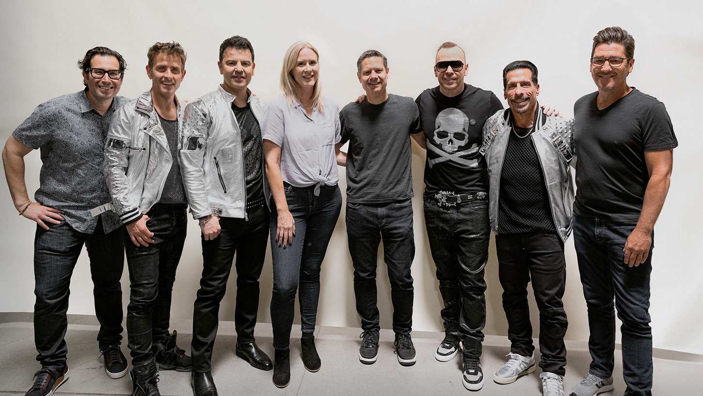Die Bandmitglieder von New Kids On The Block mit amerikanischen Vertreter:innen von BMG (von links): Jared Paul (CEO Faculty Management), Joey McIntyre, Jordan Knight, Cyndi Lynott (Senior...