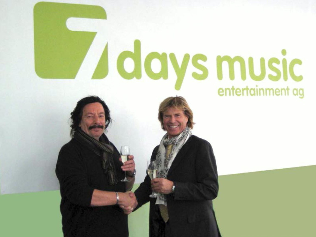 Hat bei 7days verlängert: Hansi Hinterseer (r.), hier mit Unternehmenschef Klaus Munzert