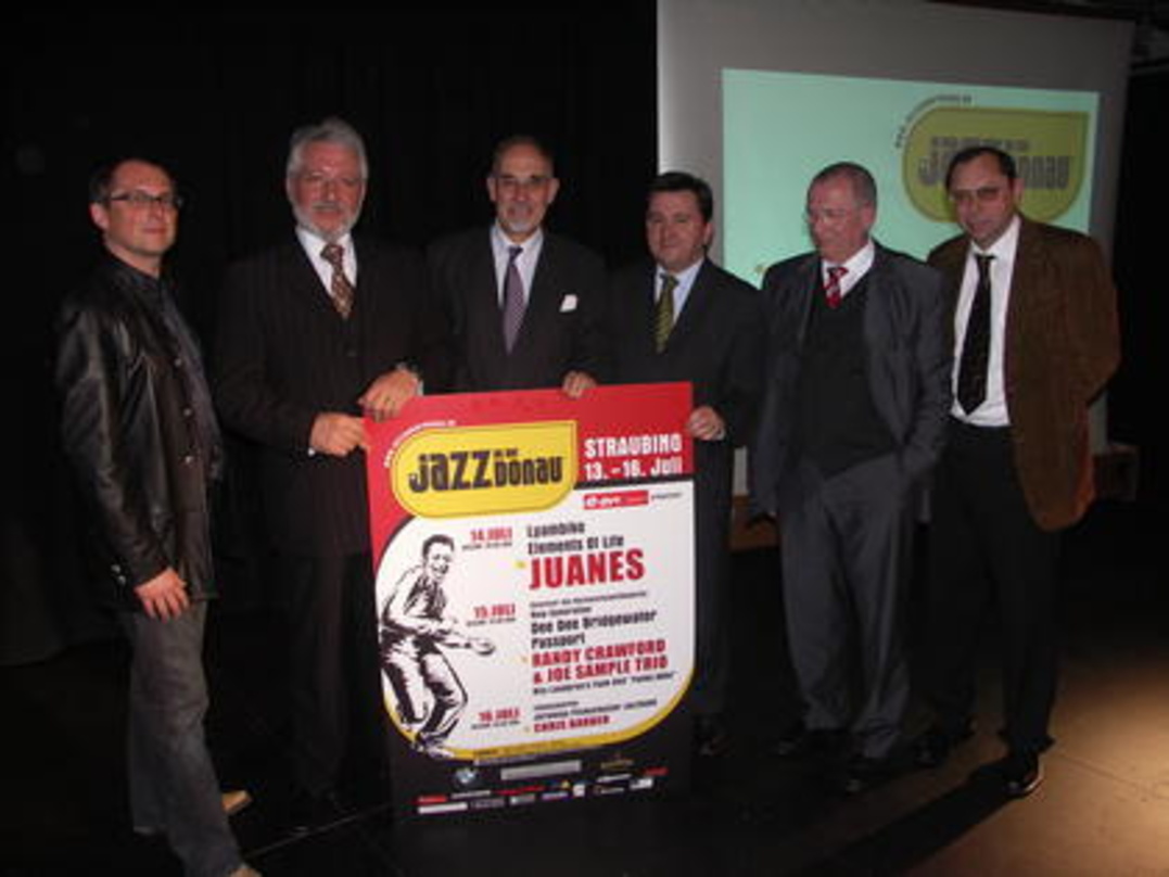 Präsentieren das neue JAD-Plakat (v.l.n.r.): Ralph Huber, Oberbürgermeister Reinhold Perlak, Niederbayerns Regierungspräsident Dr. Walter Zitzelsberger, Landrat Alfred Reisinger, Bürgermei...