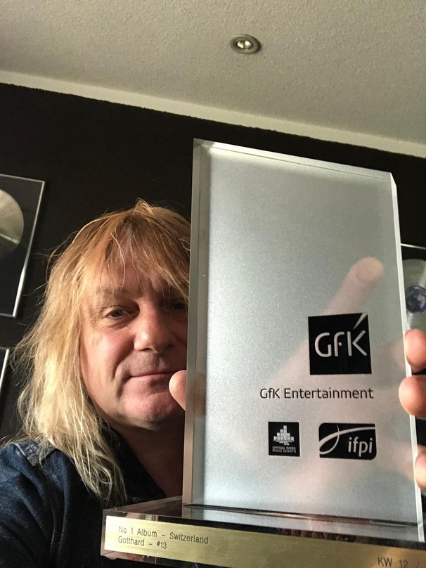 Mit dem Nummer 1 Award der Offiziellen Schweizer Hitparade: Leo Leoni von Gotthard