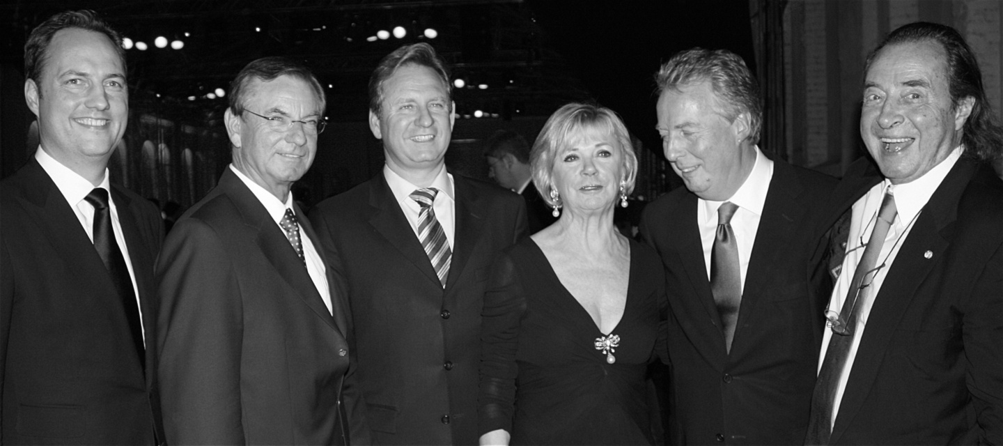 Feierten noch im Spätsommer 2008 das 50-jährige Jubiläum von Ariola (v.l.n.r.): Edgar Berger, Gunter Thielen, Hartmut Ostrowski, Liz Mohn, Rolf Schmidt-Holtz und der nun tödlich verunglück...
