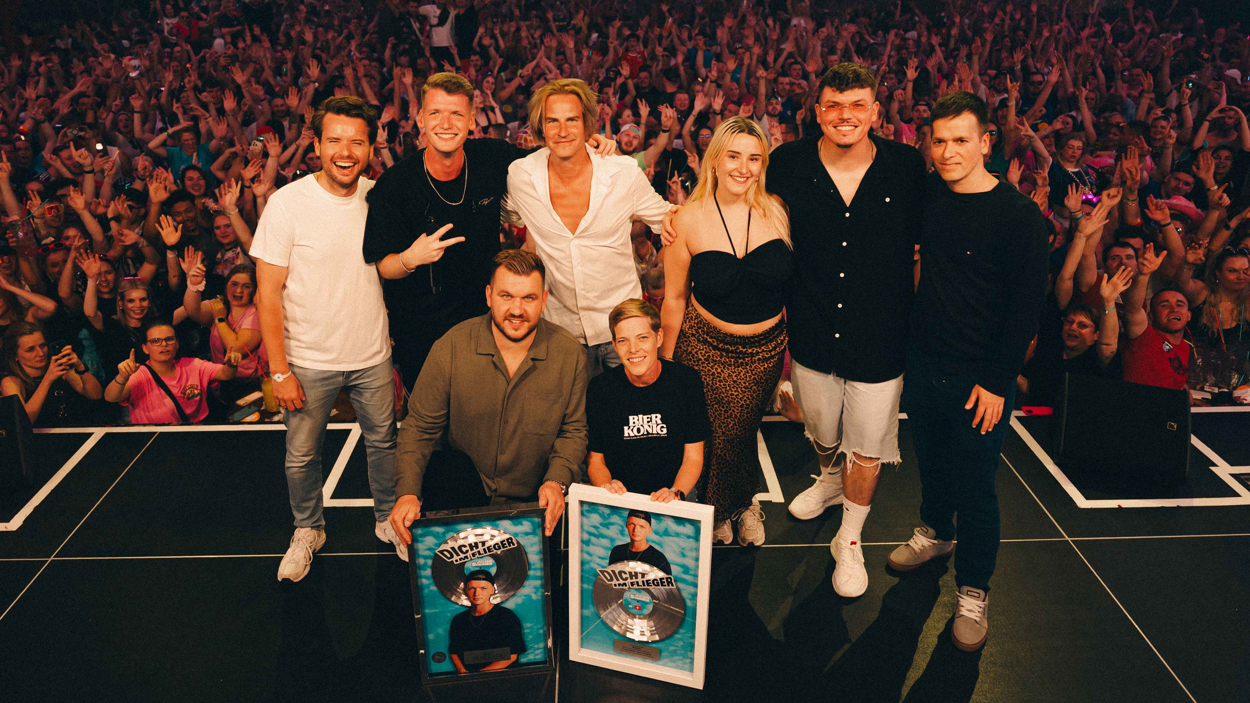 Feiern auf der Bühne (von links): Leonard Prasuhn (Vice President A&R Electrola & Better Now Records), Julian Sommer, Kilian Gildenberg (Bierkönig), Oliver DeVille (Produzent), Kristin Lan...
