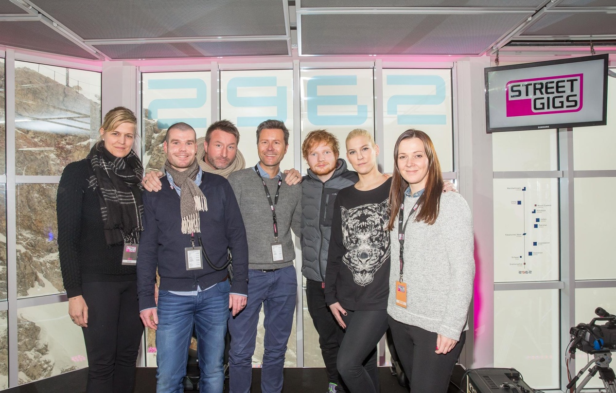 Trafen sich auf der Zugspitze (von links): Bettina Dorn (Director Brand Partnership Warner Music Central Europe), Holger Schrott (Senior Manager Live-Events deutsche Telekom), Dirk Becker ...