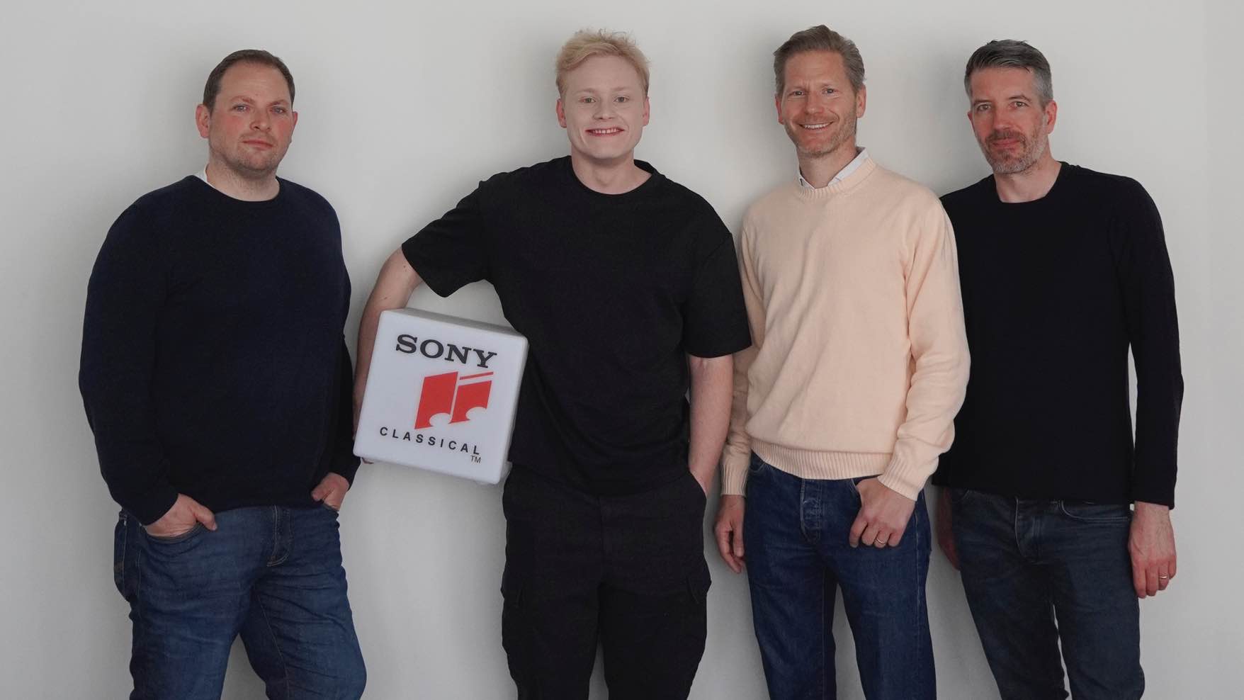 7ec88c12 b1a3 431e ab58 aa5a43c92e2f Wollen miteinander die Karriere eines der laut Sony Classical „aufregendsten Pianisten seiner Generation“ im Aufnahmestudio fortsetzen (von links): Alexander Buhr (Executive Vice President...