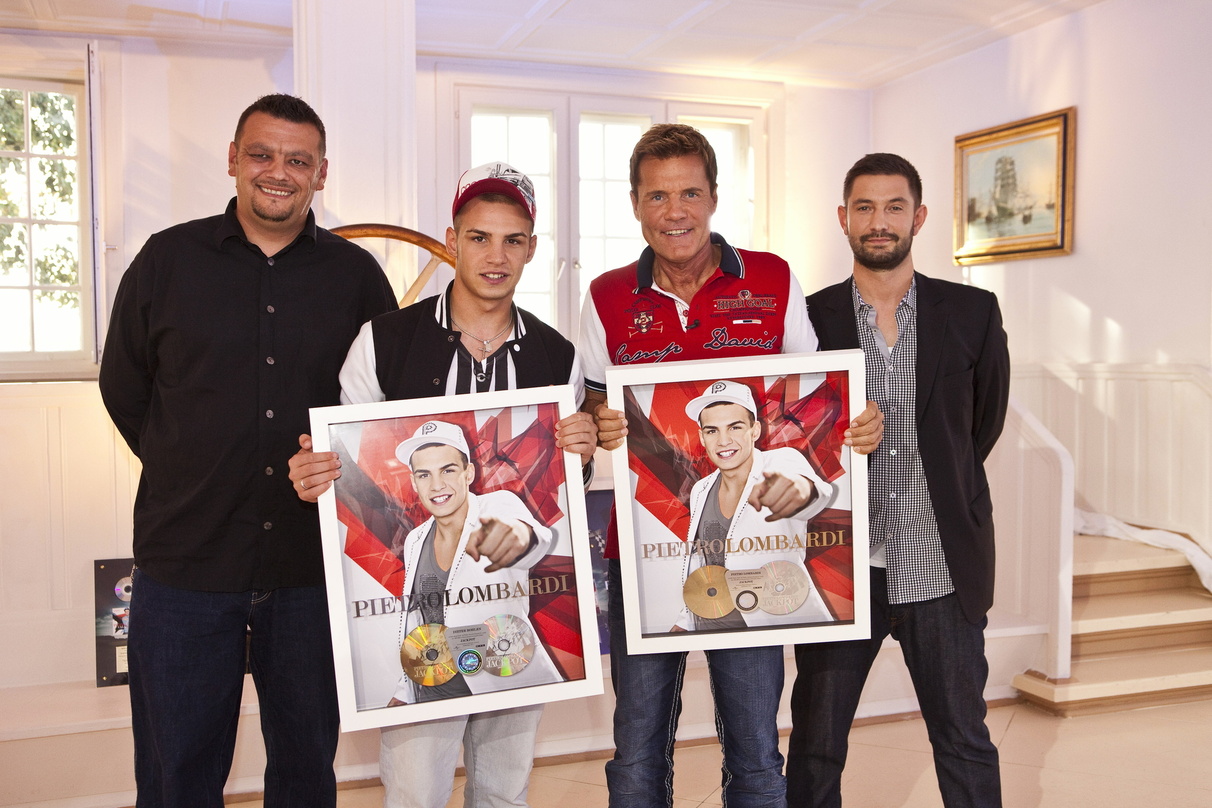 Bei der Edelmetallverleihung (v.l.n.r.): Frank Wiedermann (Management), Pietro Lombardi, Dieter Bohlen und Teoman Sayim (Senior Product Manager Universal Music Domestic Pop)