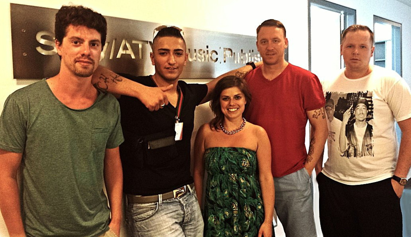 Neue Partner (von links): Max Paproth (Senior A&R Manager Sony/ATV/EMI), Capo, Federica Malafronte (Repertoire Manager SonyATV/EMI), Spaiche (Geschäftsführer Geto Gold) und Syn (Unikat Man...