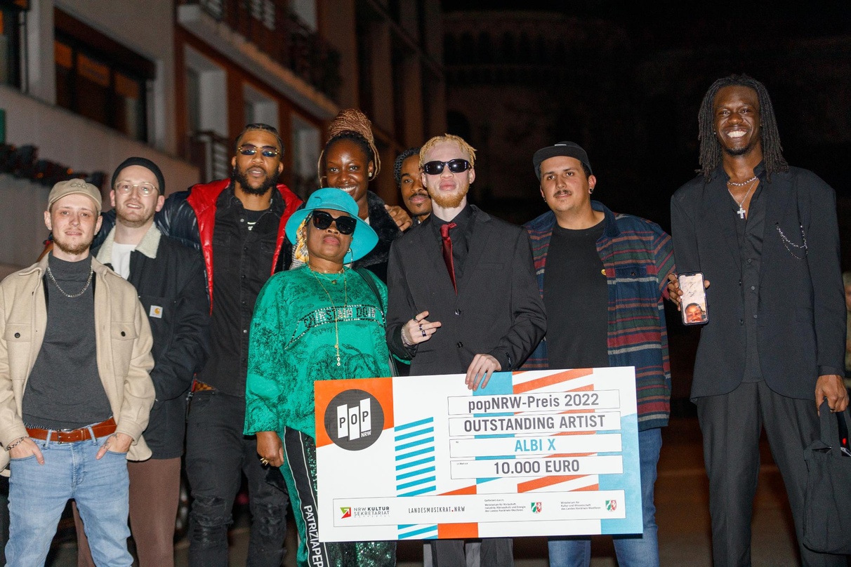 Ausgezeichnet als "Outstanding Artist": Albi X (dritter von rechts) mit seinem Team