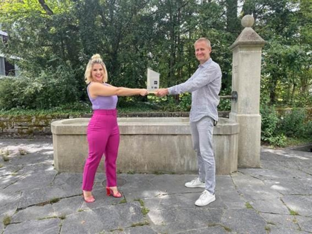 Bei der Übergabe in Zürich: Beatrice Egli und Lorenz Haas, Geschäftsführer IFPI Schweiz