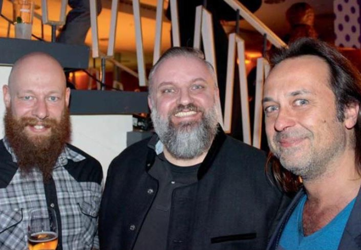 Drei Radiomacher beziehen Position (von links): Thomas Müller (Puls), Sebastian Kliefoth (MDR) und Markus Kühn (FluxFM)